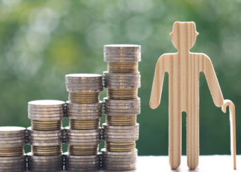 Aposentados e pensionistas do INSS começam a receber o 13º salário